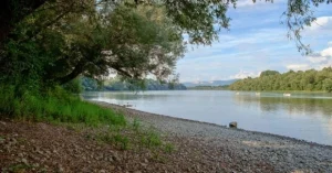 На Дунаї зняли рідкісний водяний вихор під час обміління річки