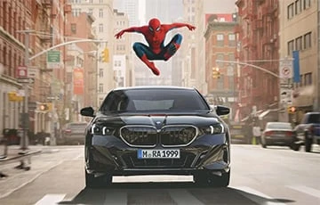 BMW показала «Людину-павука» на екранах авто без згоди власників: водії обурилися