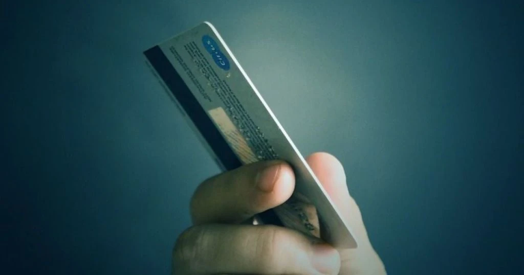 Українцям можуть донарахувати податки за перекази на картку: які надходження викликають підозри