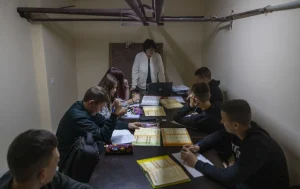 Тривоги тривають понад дві години: у МОН пояснили, як мають змінювати навчання