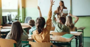 Вчителька продавала старшокласникам додаткові бали за «донати»: після скандалу її звільнили