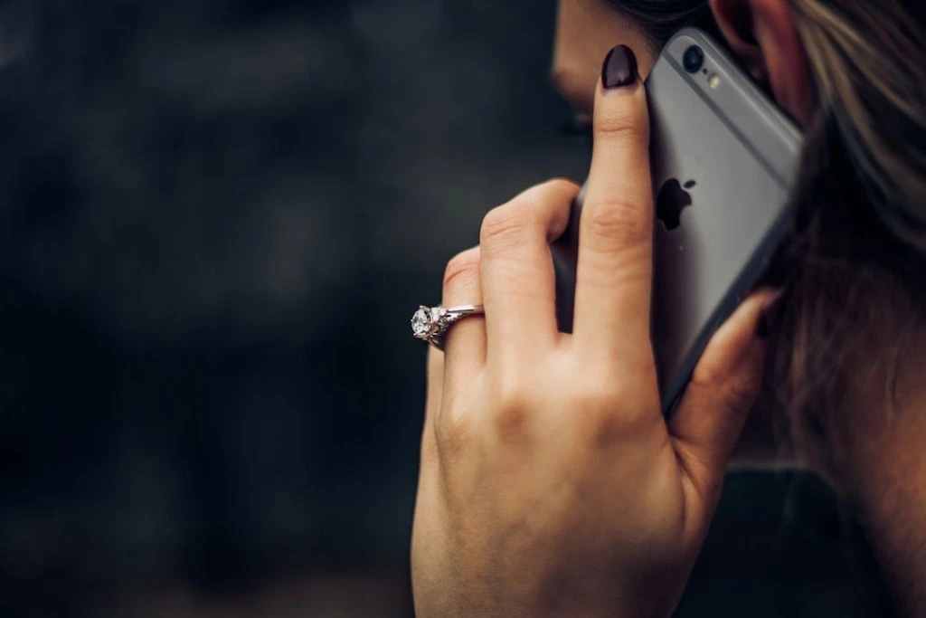 Після появи смартфонів у ліжку стало менше близькості: як вечірній скролінг може впливати на стосунки